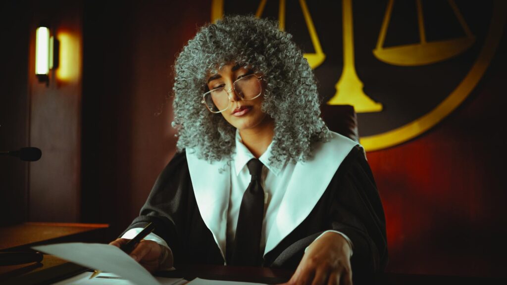 A courtroom scene depicting potential court proceedings for injury claims when filing a personal injury claim.