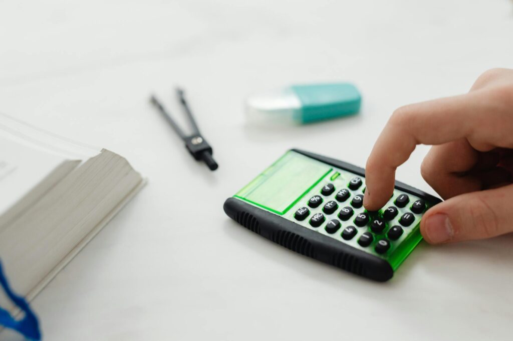 A graphic comparing features of different injury claim calculators to aid in choosing injury claim calculator