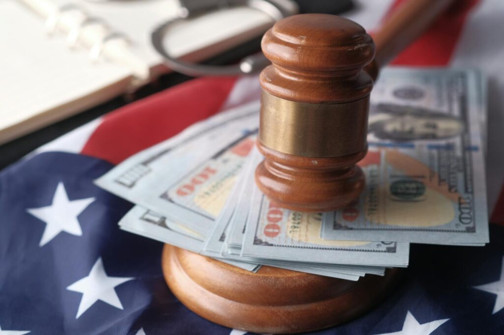 A graphic comparing settlement amounts with and without legal representation. — factors affecting injury claim settlement