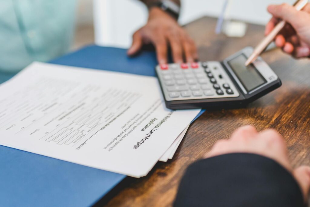 Before and after scenarios of settlement amounts with and without calculator usage. — injury claim calculator