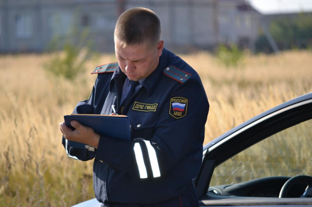 Image of a police officer filling out an accident report. This represents essential after car accident steps, including the importance of documenting the incident.
