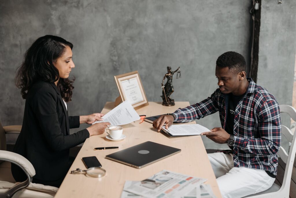 A photo of a legal expert consulting with a client about injury claims, emphasizing the accuracy of injury claim calculators.