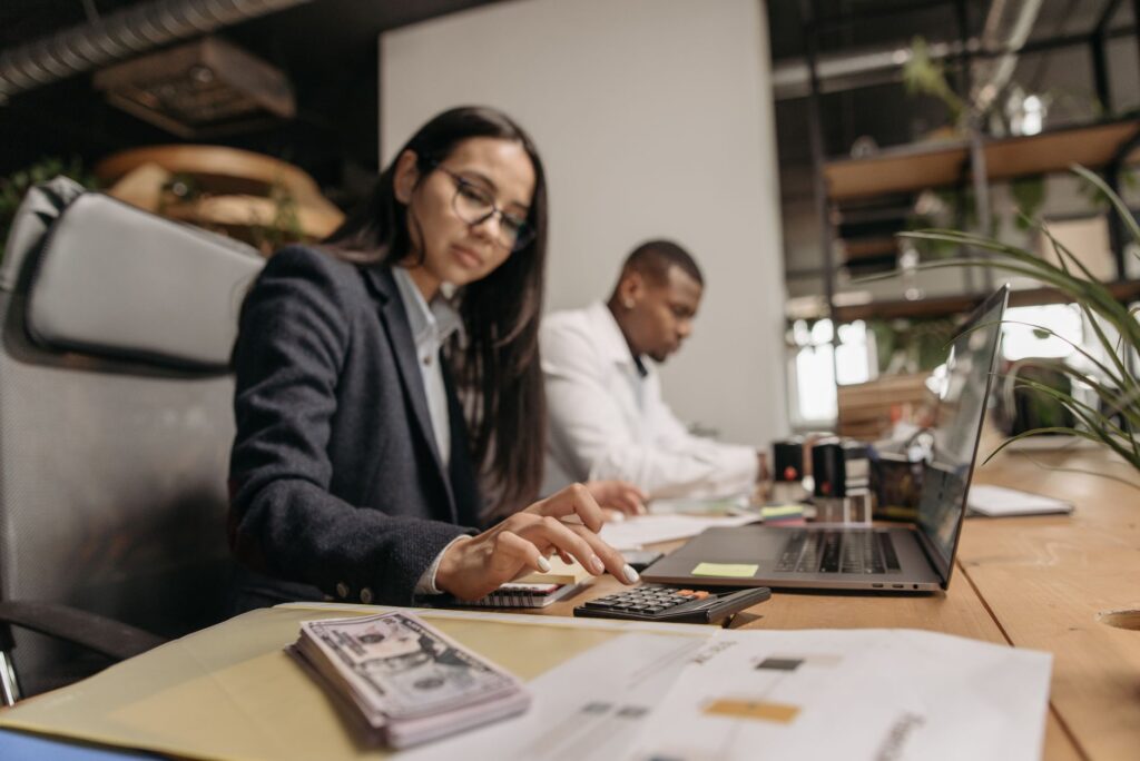 An illustration of a full-time employee versus a part-time employee's wage calculation. — calculate lost wages injury claim