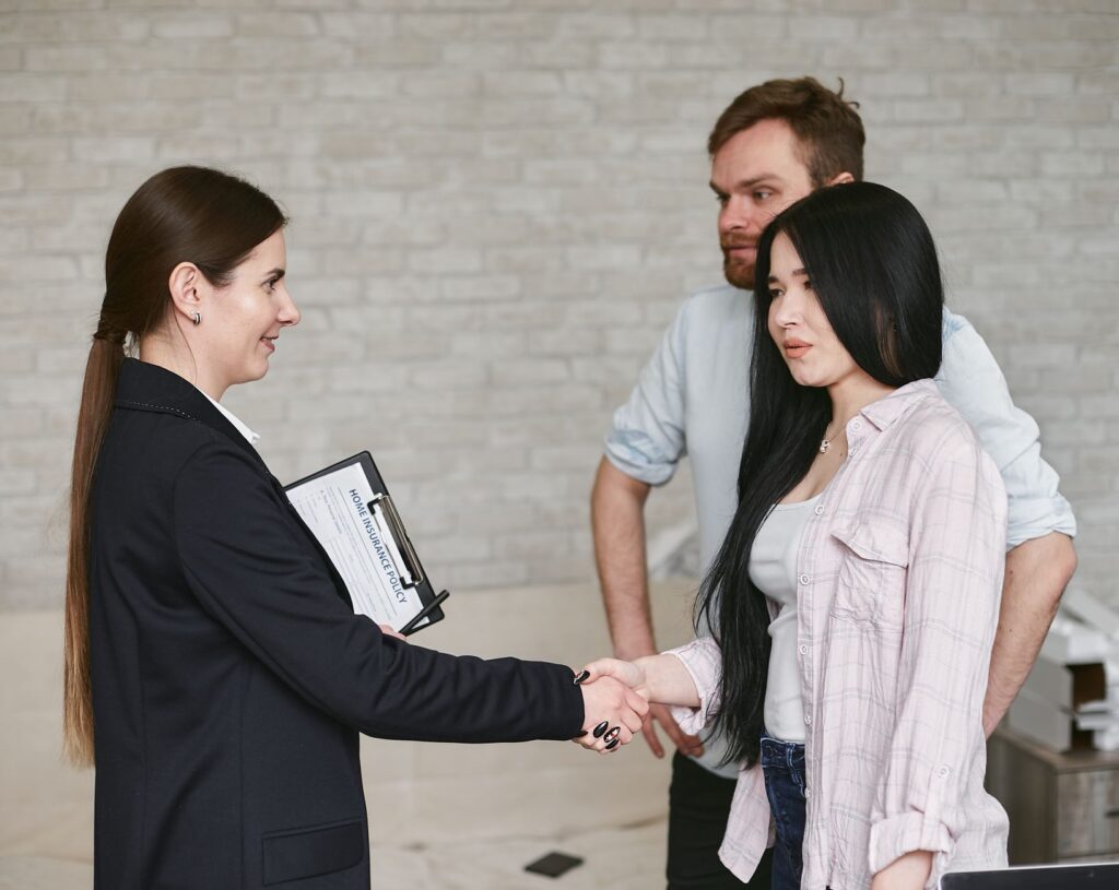 An image of people negotiating with an insurance representative, symbolizing claim compensation. — injury claim calculator