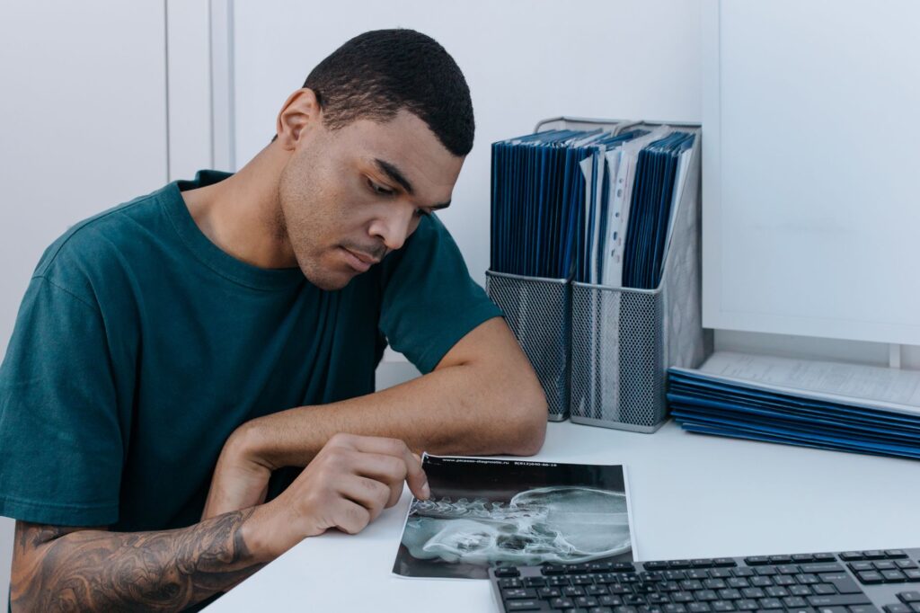 Image showing the steps involved in filing an injury claim.
