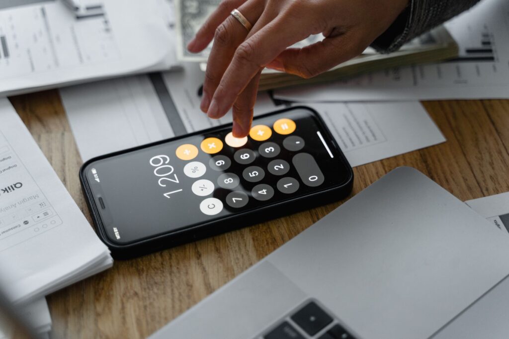 Visual representation of the claims process alongside calculator usage, featuring the best injury claim calculator