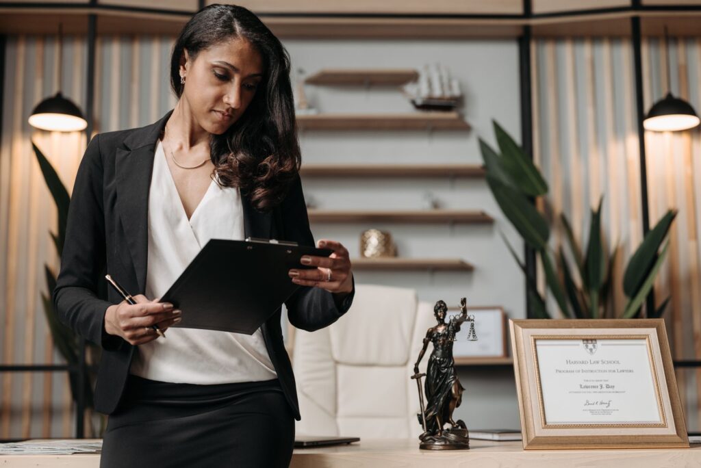 An image of a lawyer advising a client on personal injury claims. — mistakes in injury claim