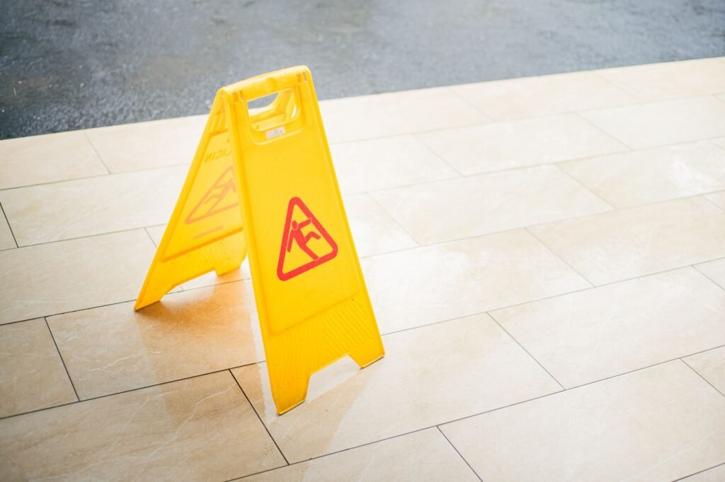 A graphic illustrating common mistakes to avoid when filing an injury claim. — post-accident steps injury claim