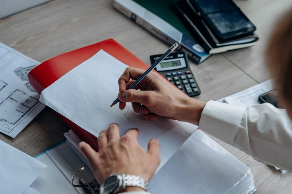 A visual guide on steps to assess personal injury claims, including how to compare injury claim calculators.