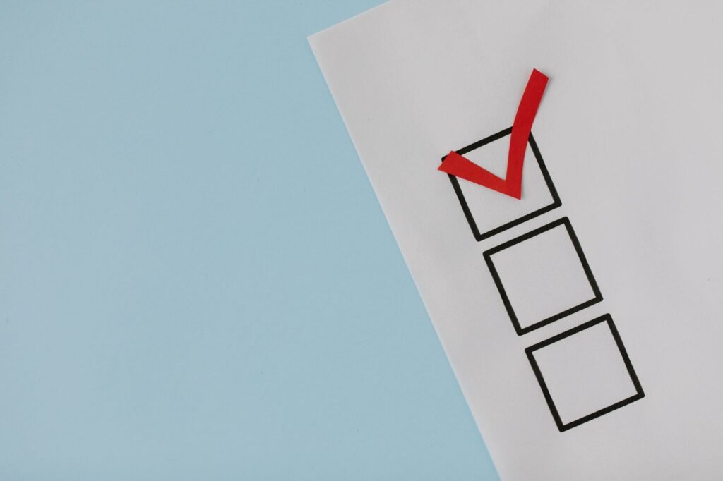An image depicting a checklist for evaluating claim tools, helping you choose injury claim calculator