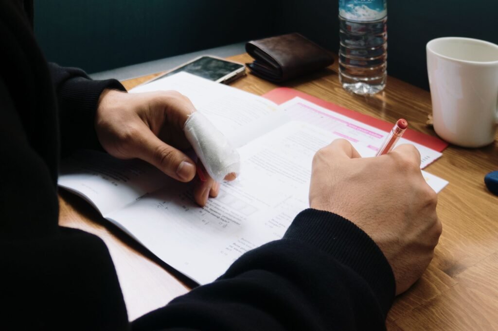 An image showing the process of documenting injuries and losses related to maximizing your injury claim settlement amount.