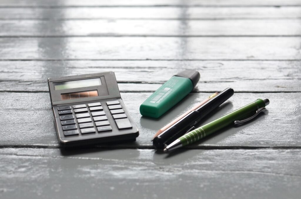 A visual representation of the pros and cons of free injury claim tools, highlighting the best injury claim calculator options.