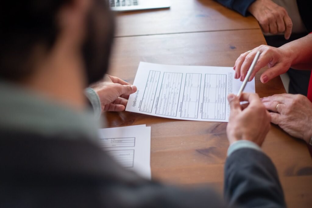 An image depicting negotiation scenarios between claimants and insurance companies. — filing personal injury claim