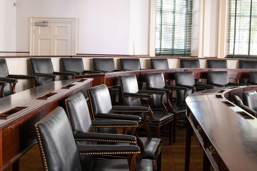 An image of a courtroom to represent the legal aspects of injury claims and the factors affecting injury claim settlement.