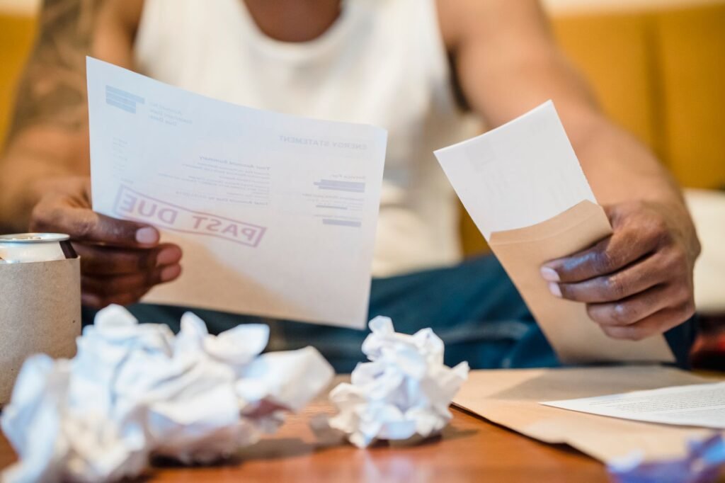 Photo of a person unable to work due to an injury, representing lost wages — factors affecting injury claim value